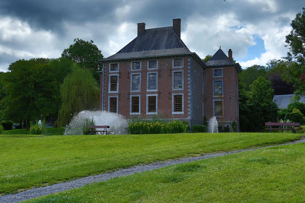 Château Brunsode -Tilff - jet d'eau et banc