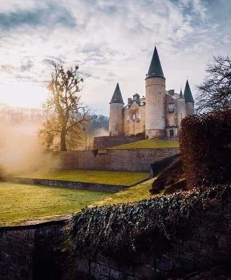 Playful visit to the Château de Vêves castle