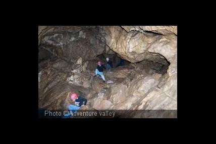 Descente avec guide dans une grotte naturelle