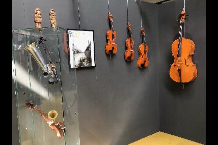 Besuch der Dauerausstellung der Geigenbauschule