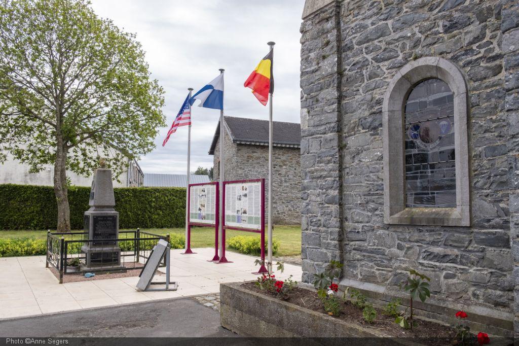 Monument de la 17th Airborne Division et son vitrail sur l'église