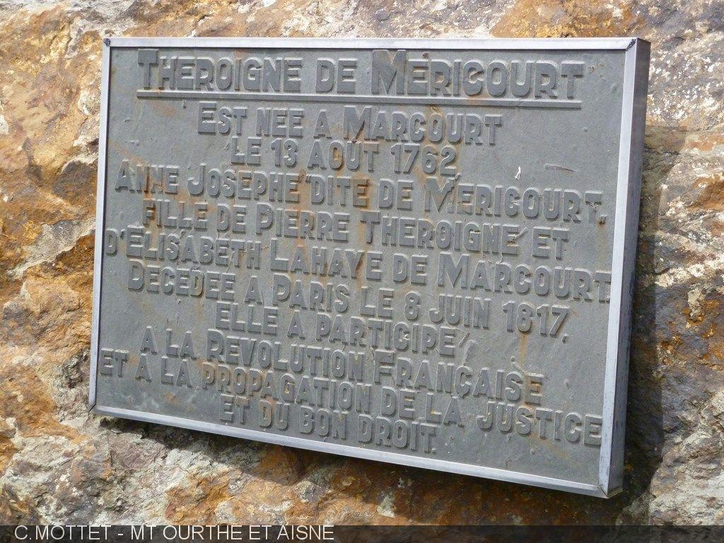 Belle croix funéraire de 1819 et stèle à Théroigne de Méricourt