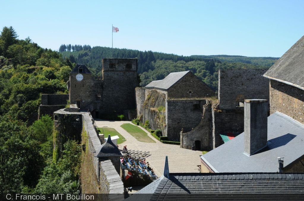 The Fortified Castle and the medieval falconry