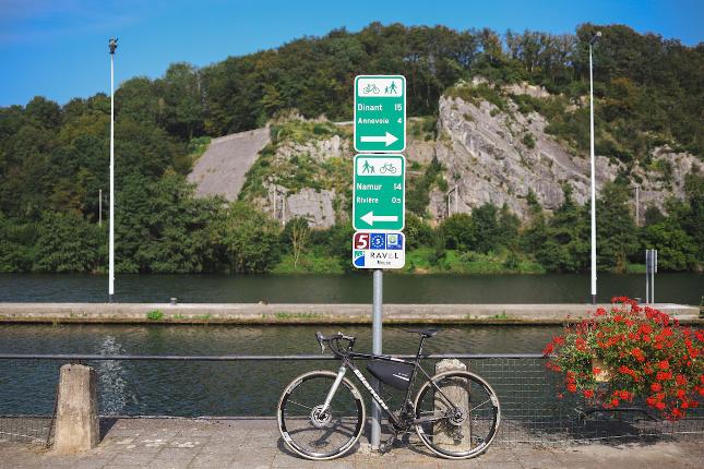 00028672-WBT - Christophe Vandercam-Ravel à vélo le long de la Meuse à Profondeville