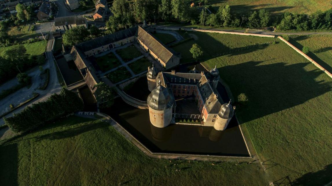 À vélo, autour du Château de Lavaux-Sainte-Anne