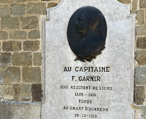 Place Capitaine Garnir stele
