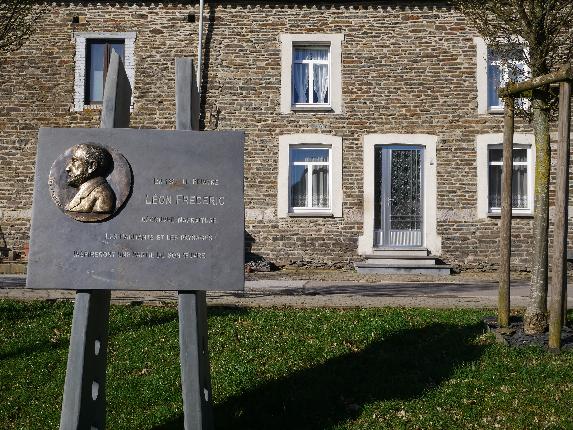 Nafraiture - Stèle Léon Frédéric (S. Berte) (2)