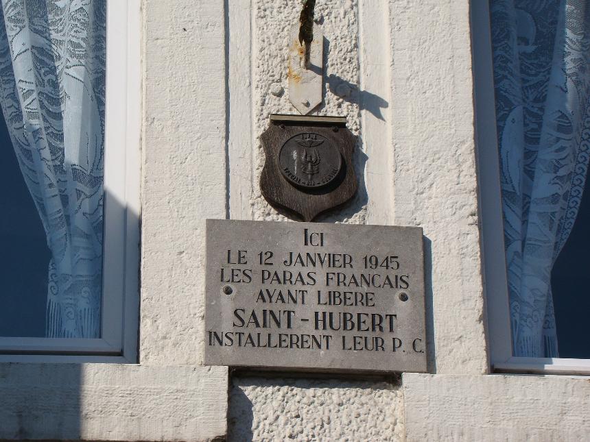 Plaque mentionnant la présence du PC des Paras français