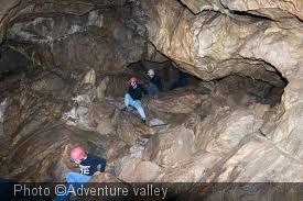 Descente avec guide dans une grotte naturelle