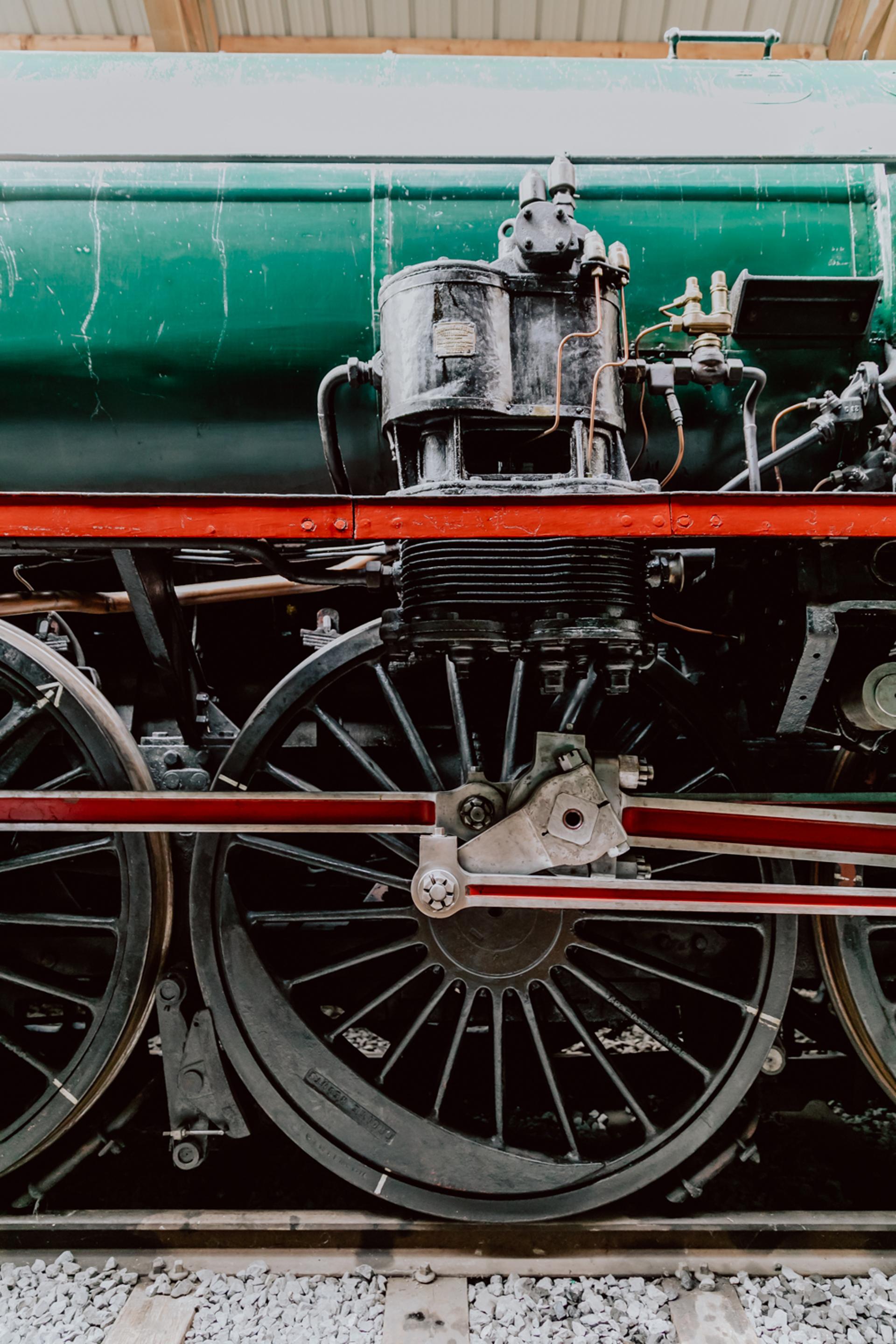 Roue d'une locomotive au Musée du Chemin de Fer à Vapeur à Viroinval