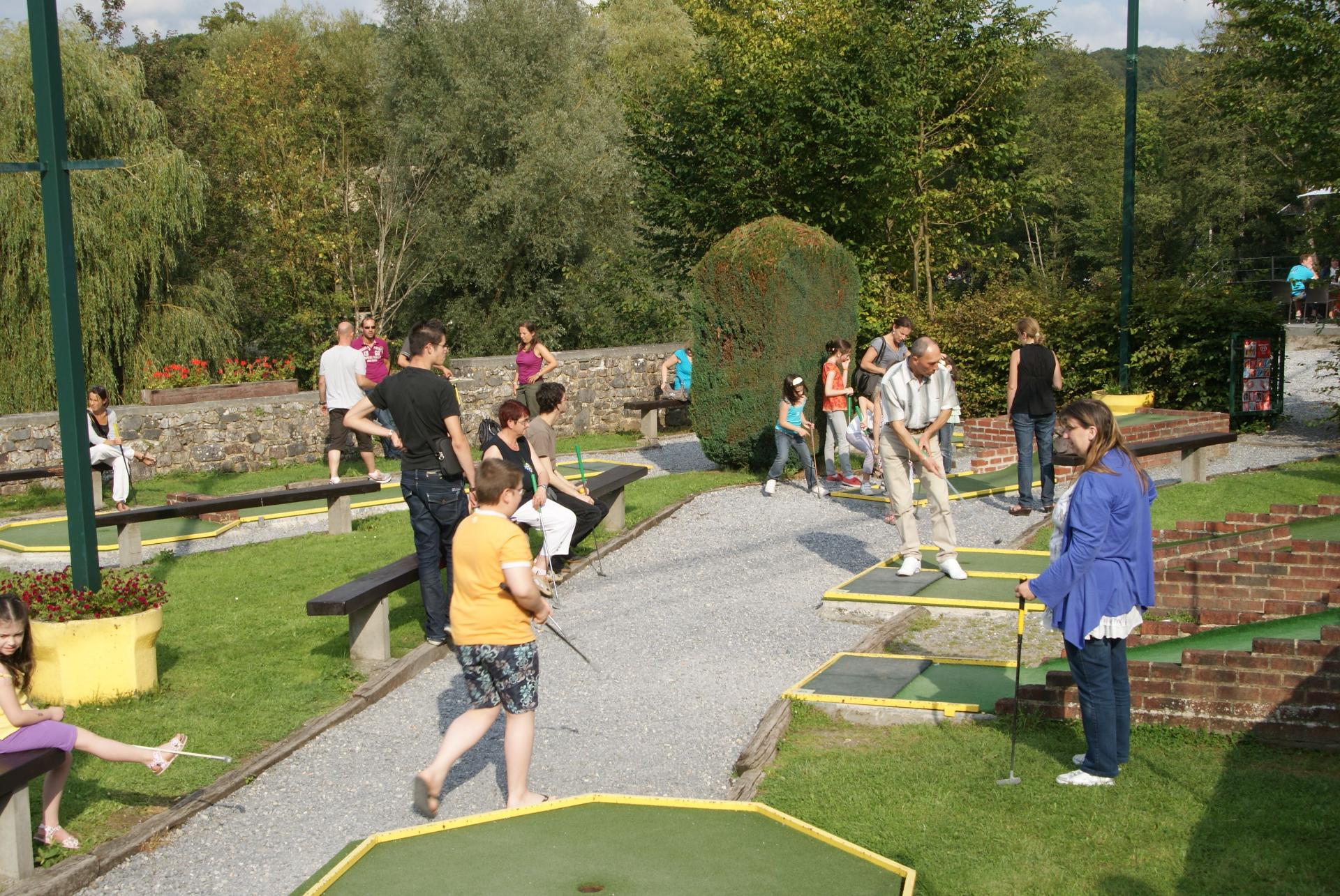 Joueurs au Mini-Golf à l'Abbaye d'Aulne à Thuin